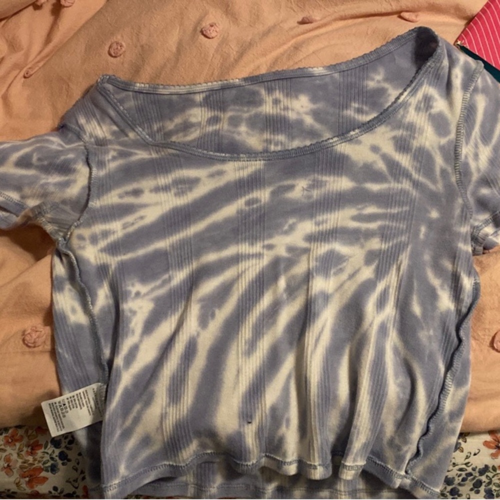 AE cropped shirt